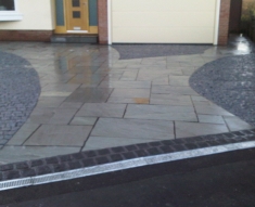 CURVED DESIGN BLACK COBBLE AND NATURAL STONE FLAGS