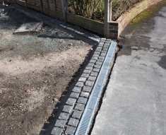 CURVED DESIGN BLACK COBBLE AND NATURAL STONE FLAGS