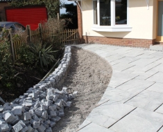 CURVED DESIGN BLACK COBBLE AND NATURAL STONE FLAGS