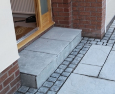 CURVED DESIGN BLACK COBBLE AND NATURAL STONE FLAGS