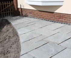 CURVED DESIGN BLACK COBBLE AND NATURAL STONE FLAGS