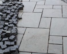 CURVED DESIGN BLACK COBBLE AND NATURAL STONE FLAGS