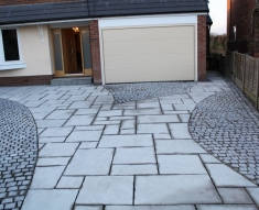 CURVED DESIGN BLACK COBBLE AND NATURAL STONE FLAGS