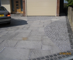 CURVED DESIGN BLACK COBBLE AND NATURAL STONE FLAGS