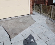 CURVED DESIGN BLACK COBBLE AND NATURAL STONE FLAGS