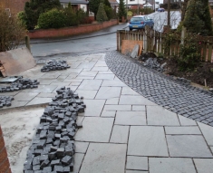 CURVED DESIGN BLACK COBBLE AND NATURAL STONE FLAGS