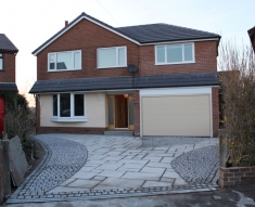 CURVED DESIGN BLACK COBBLE AND NATURAL STONE FLAGS