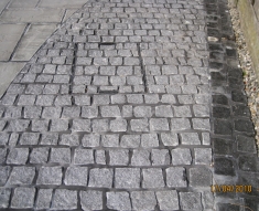 CURVED DESIGN BLACK COBBLE AND NATURAL STONE FLAGS