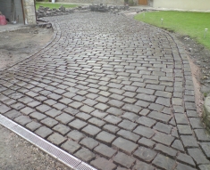 NATURAL COBBLES COMPLIMENT COUNTRY HOUSE