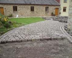NATURAL COBBLES COMPLIMENT COUNTRY HOUSE