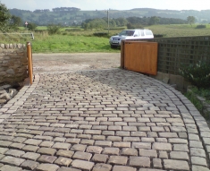 NATURAL COBBLES COMPLIMENT COUNTRY HOUSE