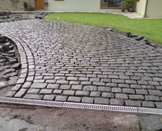 NATURAL COBBLES COMPLIMENT COUNTRY HOUSE