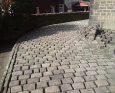 RECLAIMED COBBLES AND YORKSTONE FLAGS