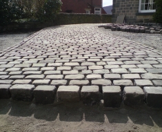 RECLAIMED COBBLES AND YORKSTONE FLAGS