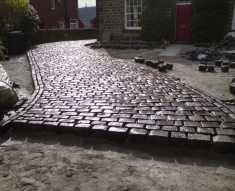 RECLAIMED COBBLES AND YORKSTONE FLAGS