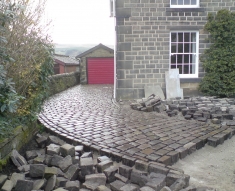 RECLAIMED COBBLES AND YORKSTONE FLAGS