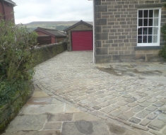 RECLAIMED COBBLES AND YORKSTONE FLAGS