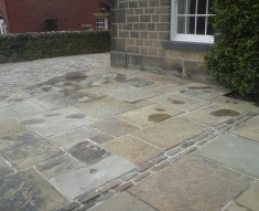 RECLAIMED COBBLES AND YORKSTONE FLAGS