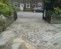 RECLAIMED COBBLES AND YORKSTONE FLAGS