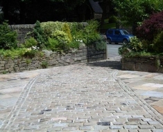 RECLAIMED COBBLES AND YORKSTONE FLAGS