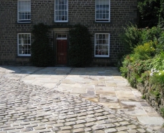RECLAIMED COBBLES AND YORKSTONE FLAGS