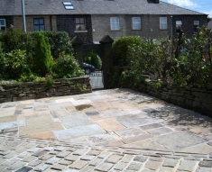 RECLAIMED COBBLES AND YORKSTONE FLAGS