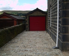 RECLAIMED COBBLES AND YORKSTONE FLAGS