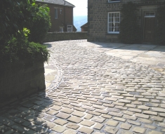 RECLAIMED COBBLES AND YORKSTONE FLAGS