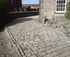 RECLAIMED COBBLES AND YORKSTONE FLAGS