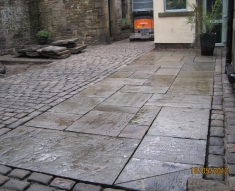 RECLAIMED STABLE NATURAL STONE FLAGS AND COBBLES DARWIN