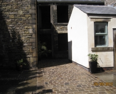 RECLAIMED STABLE NATURAL STONE FLAGS AND COBBLES DARWIN
