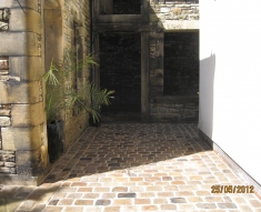 RECLAIMED STABLE NATURAL STONE FLAGS AND COBBLES DARWIN