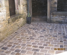 RECLAIMED STABLE NATURAL STONE FLAGS AND COBBLES DARWIN