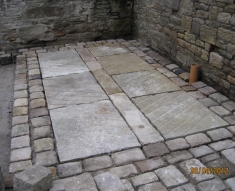 RECLAIMED STABLE NATURAL STONE FLAGS AND COBBLES DARWIN