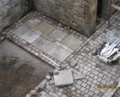 RECLAIMED STABLE NATURAL STONE FLAGS AND COBBLES DARWIN