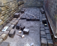 RECLAIMED STABLE NATURAL STONE FLAGS AND COBBLES DARWIN