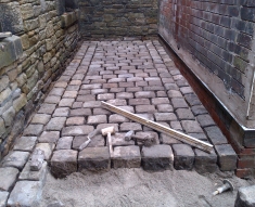 RECLAIMED STABLE NATURAL STONE FLAGS AND COBBLES DARWIN