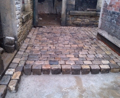 RECLAIMED STABLE NATURAL STONE FLAGS AND COBBLES DARWIN
