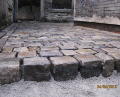 RECLAIMED STABLE NATURAL STONE FLAGS AND COBBLES DARWIN