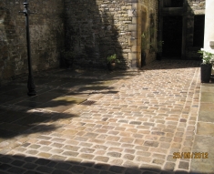 RECLAIMED STABLE NATURAL STONE FLAGS AND COBBLES DARWIN