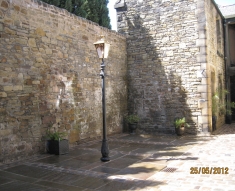 RECLAIMED STABLE NATURAL STONE FLAGS AND COBBLES DARWIN
