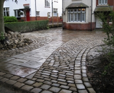 RECLAIMED YORKSTONE FLAGS WITH OLD RECLAIMED NATURAL COBBLE SETTS (13)