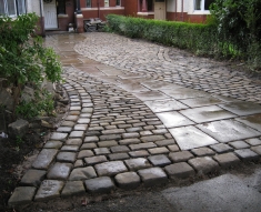 RECLAIMED YORKSTONE FLAGS WITH OLD RECLAIMED NATURAL COBBLE SETTS (14)