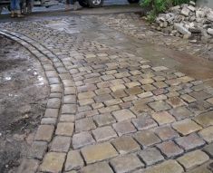 RECLAIMED YORKSTONE FLAGS WITH OLD RECLAIMED NATURAL COBBLE SETTS (16)