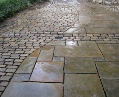 RECLAIMED YORKSTONE FLAGS WITH OLD RECLAIMED NATURAL COBBLE SETTS (17)