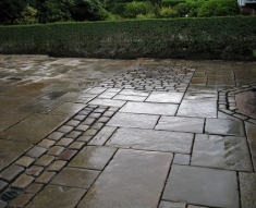 RECLAIMED YORKSTONE FLAGS WITH OLD RECLAIMED NATURAL COBBLE SETTS (18)