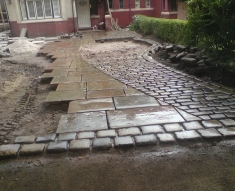 RECLAIMED YORKSTONE FLAGS WITH OLD RECLAIMED NATURAL COBBLE SETTS (8)