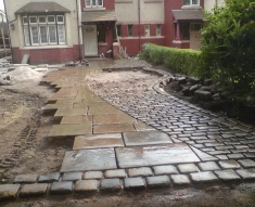 RECLAIMED YORKSTONE FLAGS WITH OLD RECLAIMED NATURAL COBBLE SETTS (9)
