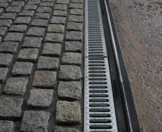 CURVED DRIVE WITH SILVER GRANITE SETTS BILLINGE