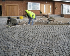 CURVED DRIVE WITH SILVER GRANITE SETTS BILLINGE